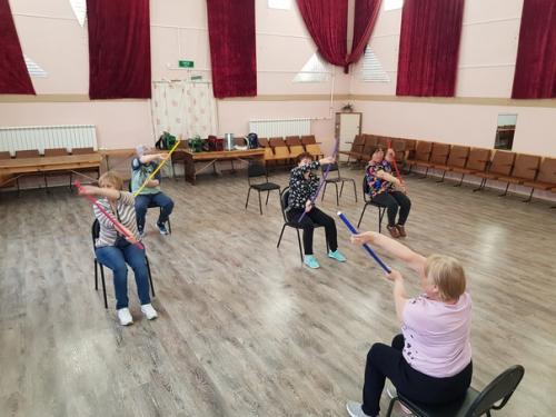 Каждую субботу в нашем доме культуры Зоя Дмитриевна Ушакова проводит фитнес для пожилых людей. 04