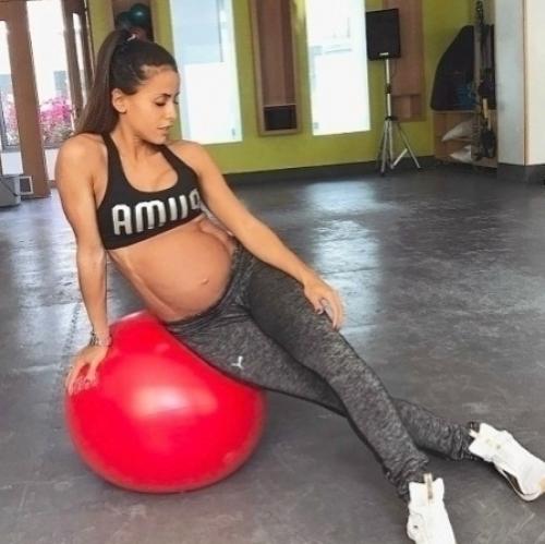 Португальская спортсменка Каролина патрочинио удивила интернет, опубликовав снимки на девятом месяце беременности. 04