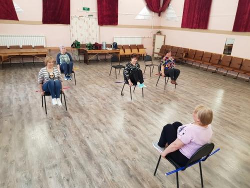 Каждую субботу в нашем доме культуры Зоя Дмитриевна Ушакова проводит фитнес для пожилых людей. 08