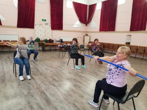 Каждую субботу в нашем доме культуры Зоя Дмитриевна Ушакова проводит фитнес для пожилых людей. 03