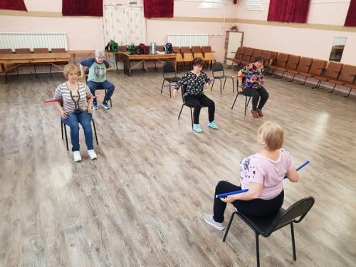 Каждую субботу в нашем доме культуры Зоя Дмитриевна Ушакова проводит фитнес для пожилых людей. 06