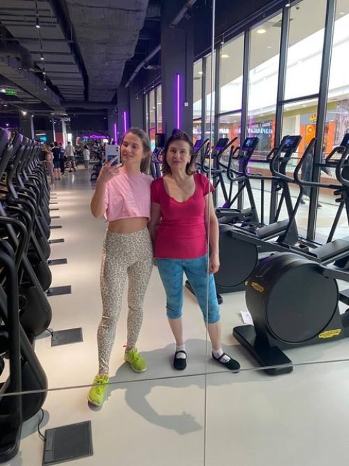 В прошлую субботу вместе с дочкой занималась в DDX на групповых занятиях: здоровая спина и растяжка. 01