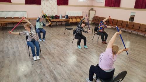 Каждую субботу в нашем доме культуры Зоя Дмитриевна Ушакова проводит фитнес для пожилых людей. 07