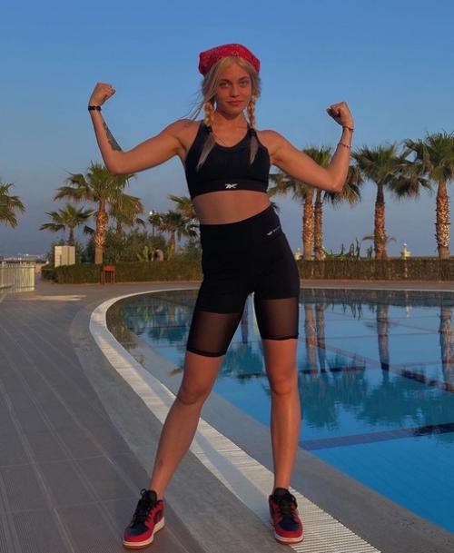 Есть тут у меня олды, кто знает, что когда-то я работала фитнес - инструктором около двух лет? 02