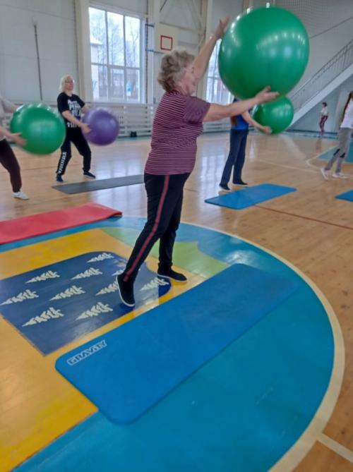 В канун дня здоровья ветераны школы стали участниками Фитнес - Фестиваля, который прошёл в ФСЦ север. 01