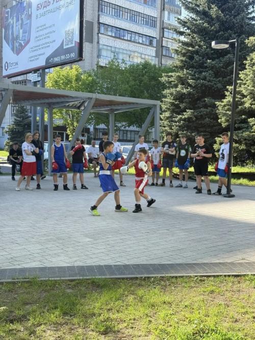 Спортсмены федерации бокса г. Железногорска провели открытую тренировку в честь празднования дня победы. 06