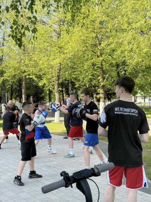 Спортсмены федерации бокса г. Железногорска провели открытую тренировку в честь празднования дня победы. 08