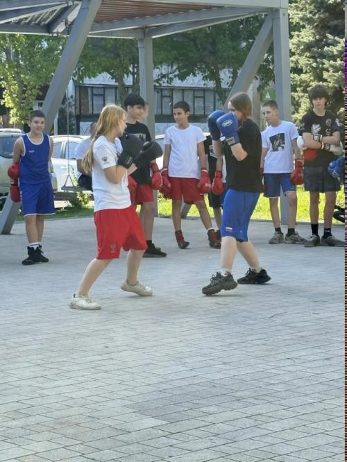 Спортсмены федерации бокса г. Железногорска провели открытую тренировку в честь празднования дня победы. 07