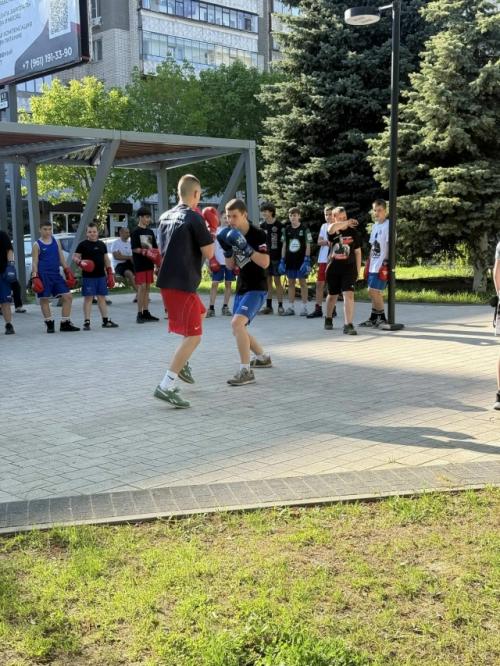 Спортсмены федерации бокса г. Железногорска провели открытую тренировку в честь празднования дня победы. 03