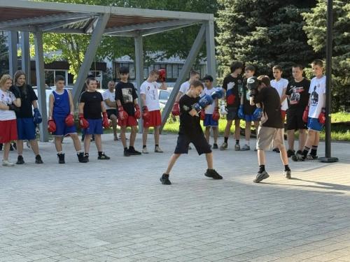 Спортсмены федерации бокса г. Железногорска провели открытую тренировку в честь празднования дня победы. 02