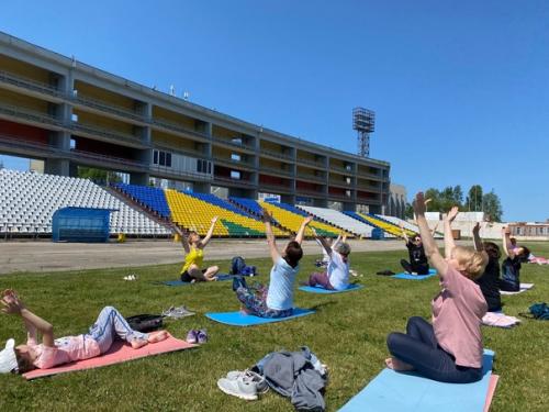 В день здоровья, 17 июня, и в преддверии международного дня йоги (отмечается 21 июня) к 10-00 пришла на центральный стадион им. 01