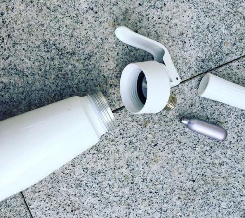 Фитнес - модель из Франции погибла из-за взрыва баллончика для взбивания сливок. 02