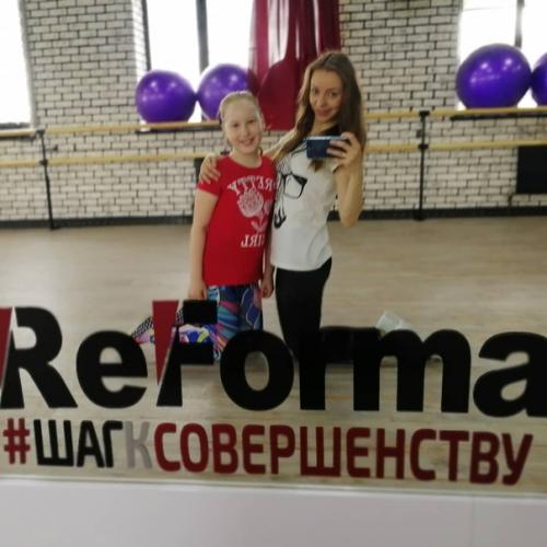 Кроме того, что зумба помогает бороться с лишним весом, она заряжает энергией и позитивом, даря отличное настроение и бодрость на длительное время! 04