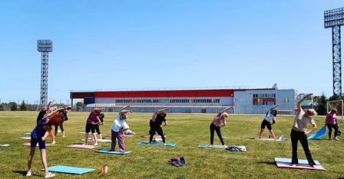 В день здоровья, 17 июня, и в преддверии международного дня йоги (отмечается 21 июня) к 10-00 пришла на центральный стадион им. 02
