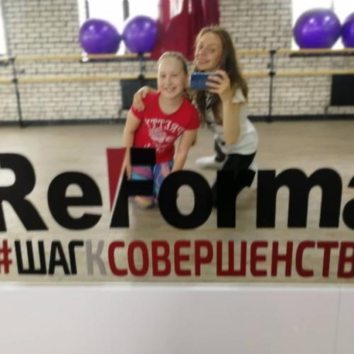 Кроме того, что зумба помогает бороться с лишним весом, она заряжает энергией и позитивом, даря отличное настроение и бодрость на длительное время! 02