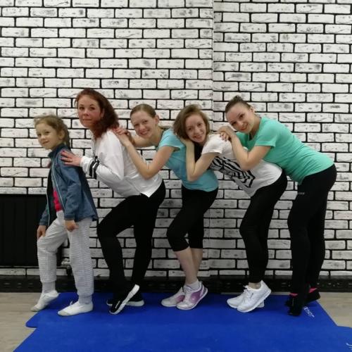 Кроме того, что зумба помогает бороться с лишним весом, она заряжает энергией и позитивом, даря отличное настроение и бодрость на длительное время! 03