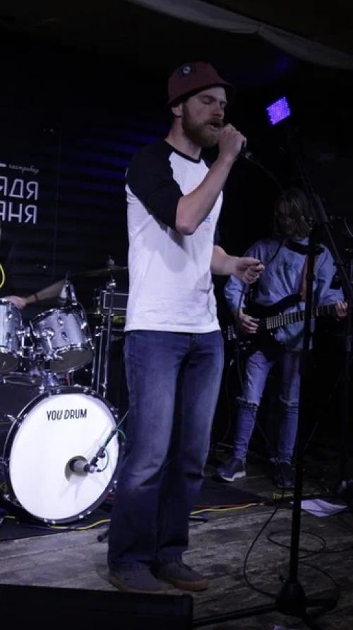 Ни для кого не секрет, что вокал помогает развивать дикцию и бороться с неуверенностью в себе, но у пения есть и другие не самые очевидные плюсы. 01