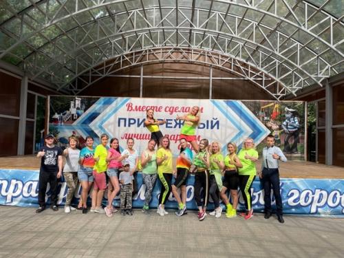 По сложившейся традиции, субботнее утро в паркe прибрежный Ульяновск началось с танцевального фитнеса в рамках проекта бодрое утро с зумбой! 01