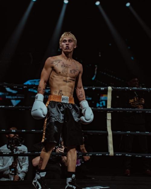 Даня милохин - российский тиктокер, рэпер, музыкант, видеоблогер, актёр кино и озвучивания. 02