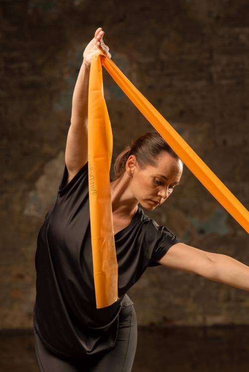 Упражнения пордебра помогают развить силу и гибкость мышц всего тела, что делает движения более грациозными и изящными. 01