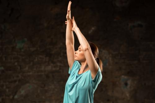 Упражнения пордебра помогают развить силу и гибкость мышц всего тела, что делает движения более грациозными и изящными. 02