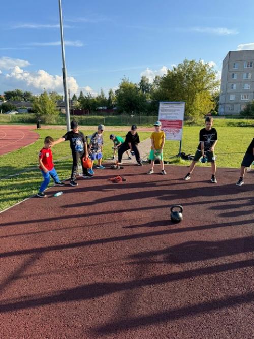 Круговая тренировка - это популярная практика в мире фитнеса, которая сочетает в себе силовые упражнения и кардиотренировку. 02