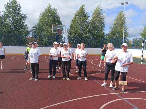 Серебряные волонтеры Нолинска пришли на массовую зарядку, приуроченную ко дню физкультурника. 01