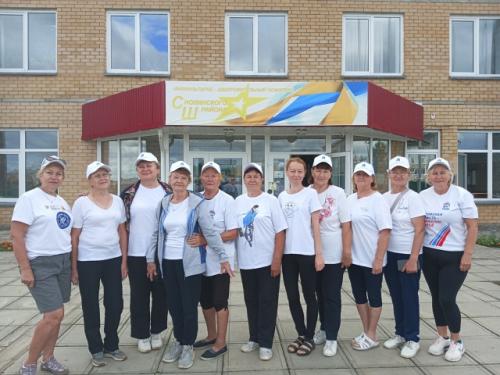 Серебряные волонтеры Нолинска пришли на массовую зарядку, приуроченную ко дню физкультурника. 05