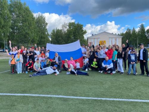 На стадионе Химик состоялась зарядка зарядись на победы, посвящённая дню государственного флага России и дню республики Коми. 08