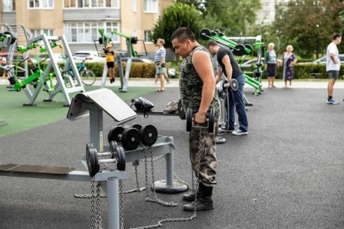 На набережной открыли крупнейший уличный фитнес - парк в стране. 01
