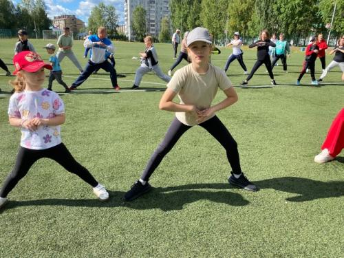 На стадионе Химик состоялась зарядка зарядись на победы, посвящённая дню государственного флага России и дню республики Коми. 03