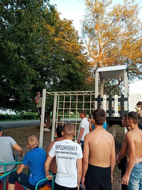 В посёлке комсомолец первый турнир по дворовой гимнастике прошёл. 06 В посёлке комсомолец первый турнир по дворовой гимнастике прошёл. 06