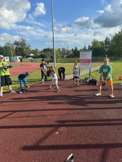 Круговая тренировка - это популярная практика в мире фитнеса, которая сочетает в себе силовые упражнения и кардиотренировку. 04