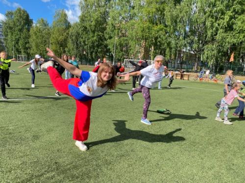 На стадионе Химик состоялась зарядка зарядись на победы, посвящённая дню государственного флага России и дню республики Коми. 04