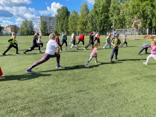 На стадионе Химик состоялась зарядка зарядись на победы, посвящённая дню государственного флага России и дню республики Коми. 02