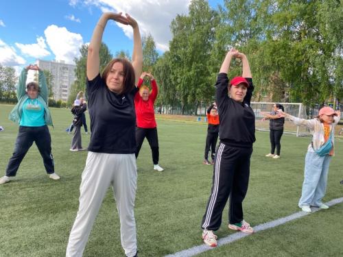 На стадионе Химик состоялась зарядка зарядись на победы, посвящённая дню государственного флага России и дню республики Коми. 06