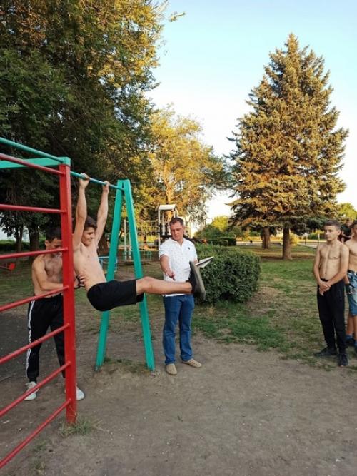 В посёлке комсомолец первый турнир по дворовой гимнастике прошёл. 01 В посёлке комсомолец первый турнир по дворовой гимнастике прошёл. 01