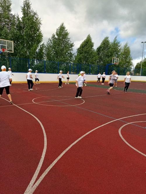 Серебряные волонтеры Нолинска пришли на массовую зарядку, приуроченную ко дню физкультурника. 03