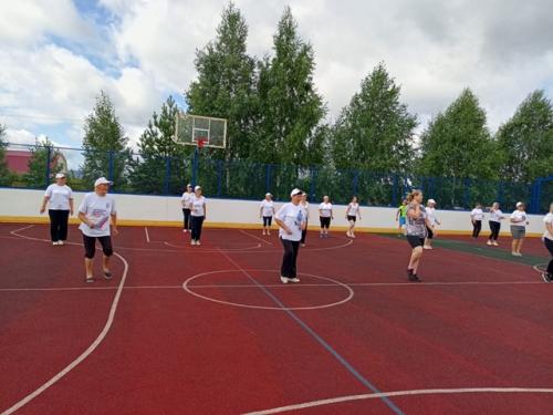 Серебряные волонтеры Нолинска пришли на массовую зарядку, приуроченную ко дню физкультурника. 04