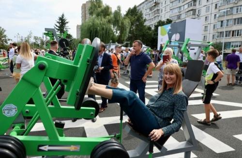 На набережной открыли крупнейший уличный фитнес - парк в стране. 02