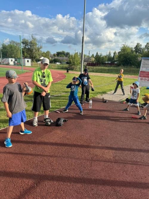 Круговая тренировка - это популярная практика в мире фитнеса, которая сочетает в себе силовые упражнения и кардиотренировку. 05