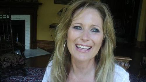 Эта девушка живет в США, ведет популярный видеоблог о красоте … и ей 60 лет. 03