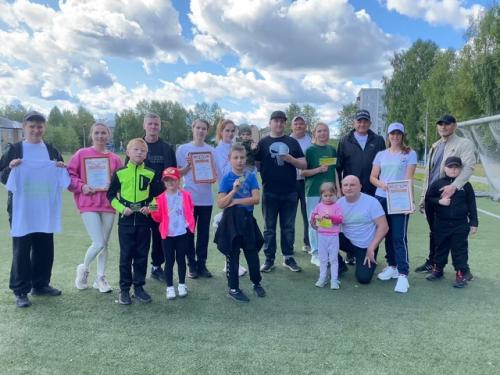 На стадионе Химик состоялась зарядка зарядись на победы, посвящённая дню государственного флага России и дню республики Коми. 07