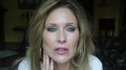 Эта девушка живет в США, ведет популярный видеоблог о красоте … и ей 60 лет. 04