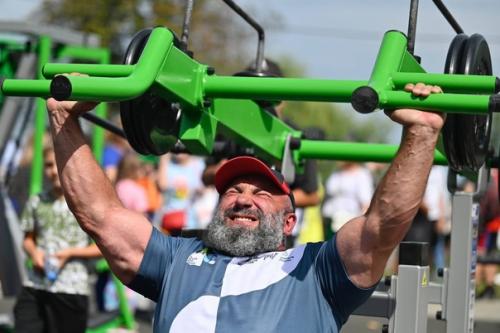 На набережной открыли крупнейший уличный фитнес - парк в стране. 03