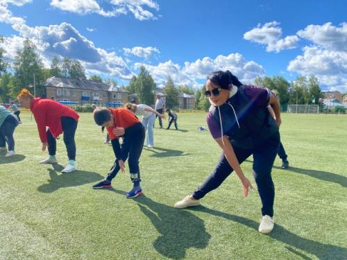 На стадионе Химик состоялась зарядка зарядись на победы, посвящённая дню государственного флага России и дню республики Коми. 05