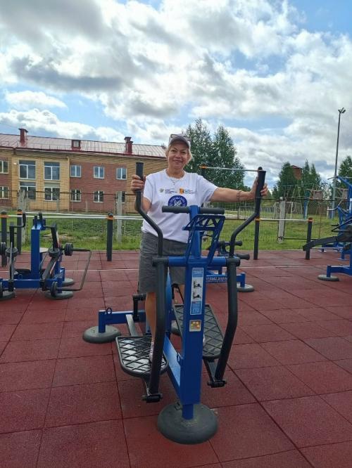 Серебряные волонтеры Нолинска пришли на массовую зарядку, приуроченную ко дню физкультурника. 02