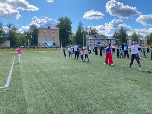 На стадионе Химик состоялась зарядка зарядись на победы, посвящённая дню государственного флага России и дню республики Коми. 01