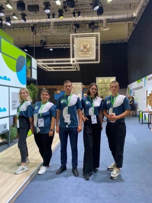 Члены молодёжного парламента на VI всероссийском форуме Среда для Жизни: Свой дом. 07