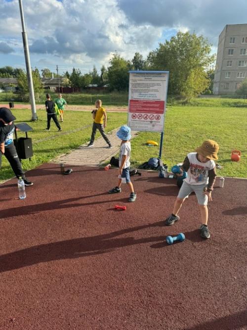 Круговая тренировка - это популярная практика в мире фитнеса, которая сочетает в себе силовые упражнения и кардиотренировку. 06